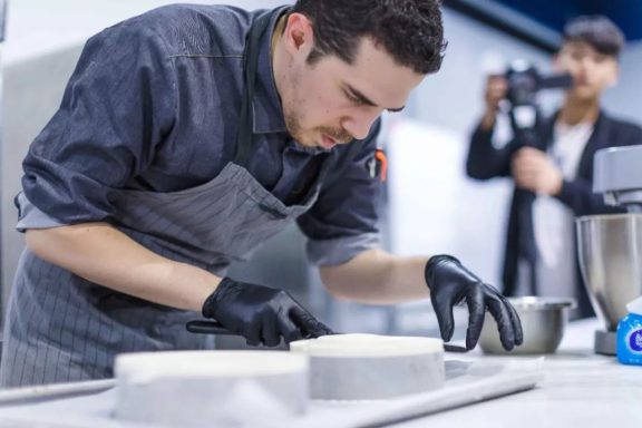 le chef patissier dimitri bechez en train de patisser